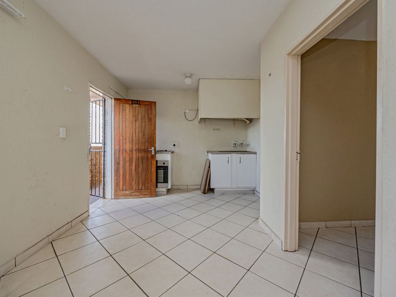 Charming 2-bedroom Apartment in Randfontein Central, Perfect For First-Time Buyers or Investors! - Photo 6