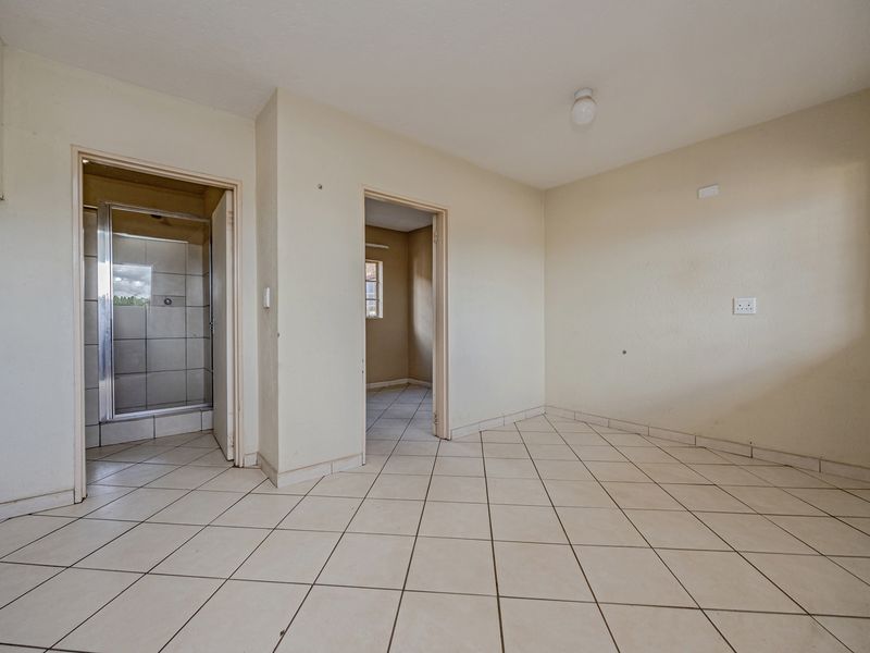Charming 2-bedroom Apartment in Randfontein Central, Perfect For First-Time Buyers or Investors! - Photo 3