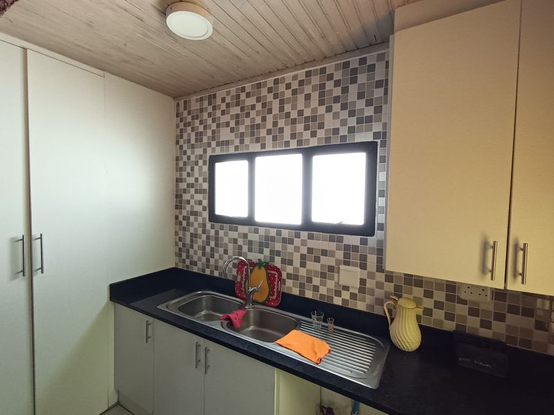 Stunning 7-Bedroom Family Home with Sea Views - Photo 7