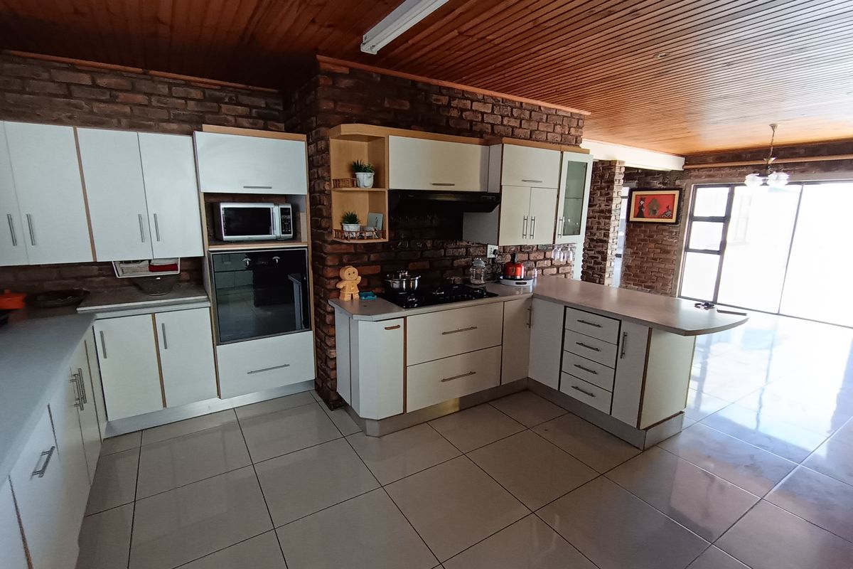 Stunning 7-Bedroom Family Home with Sea Views - Photo 5