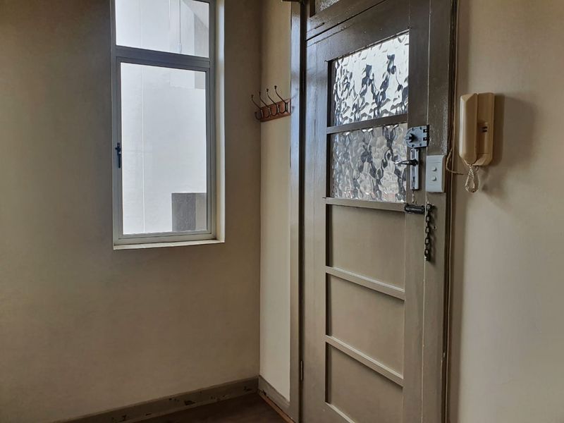 2 Bedroom Apartment - Photo 2