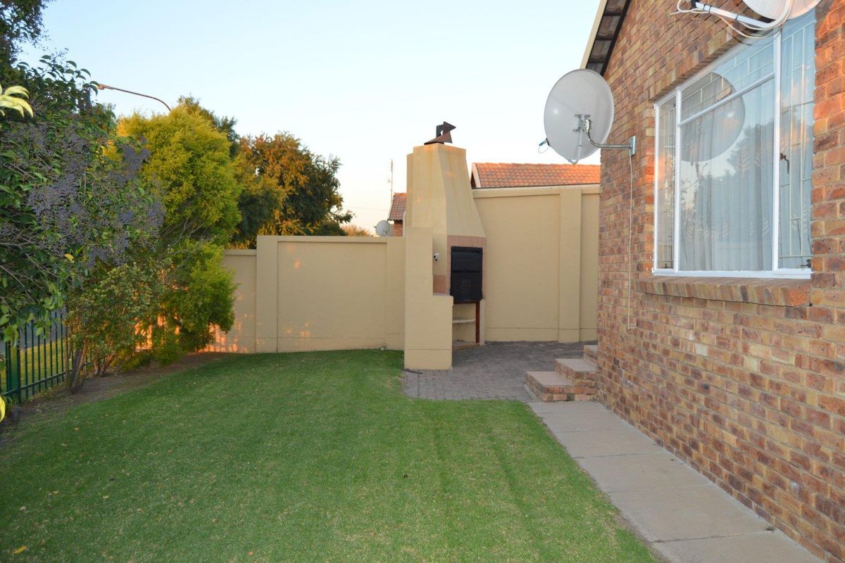 Spacious petfriendly well managed complex unit - Photo 2