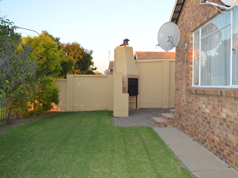 Spacious petfriendly well managed complex unit - Photo 2