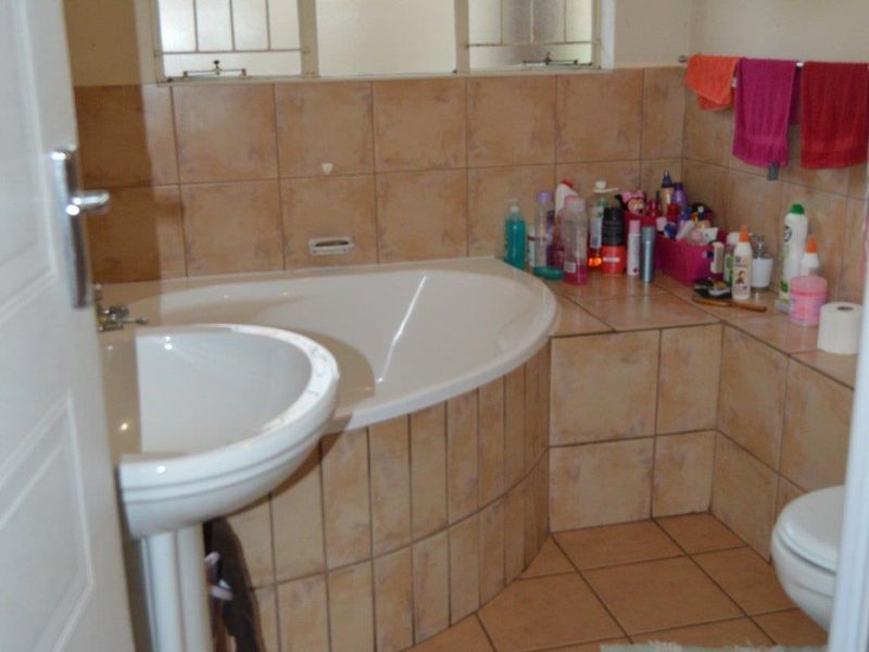 Spacious petfriendly well managed complex unit - Photo 7