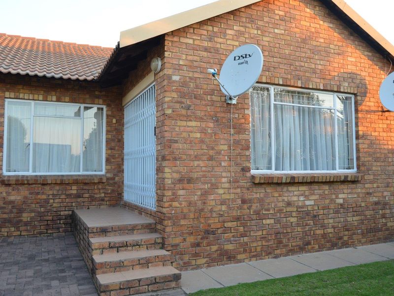 Spacious petfriendly well managed complex unit - Photo 6