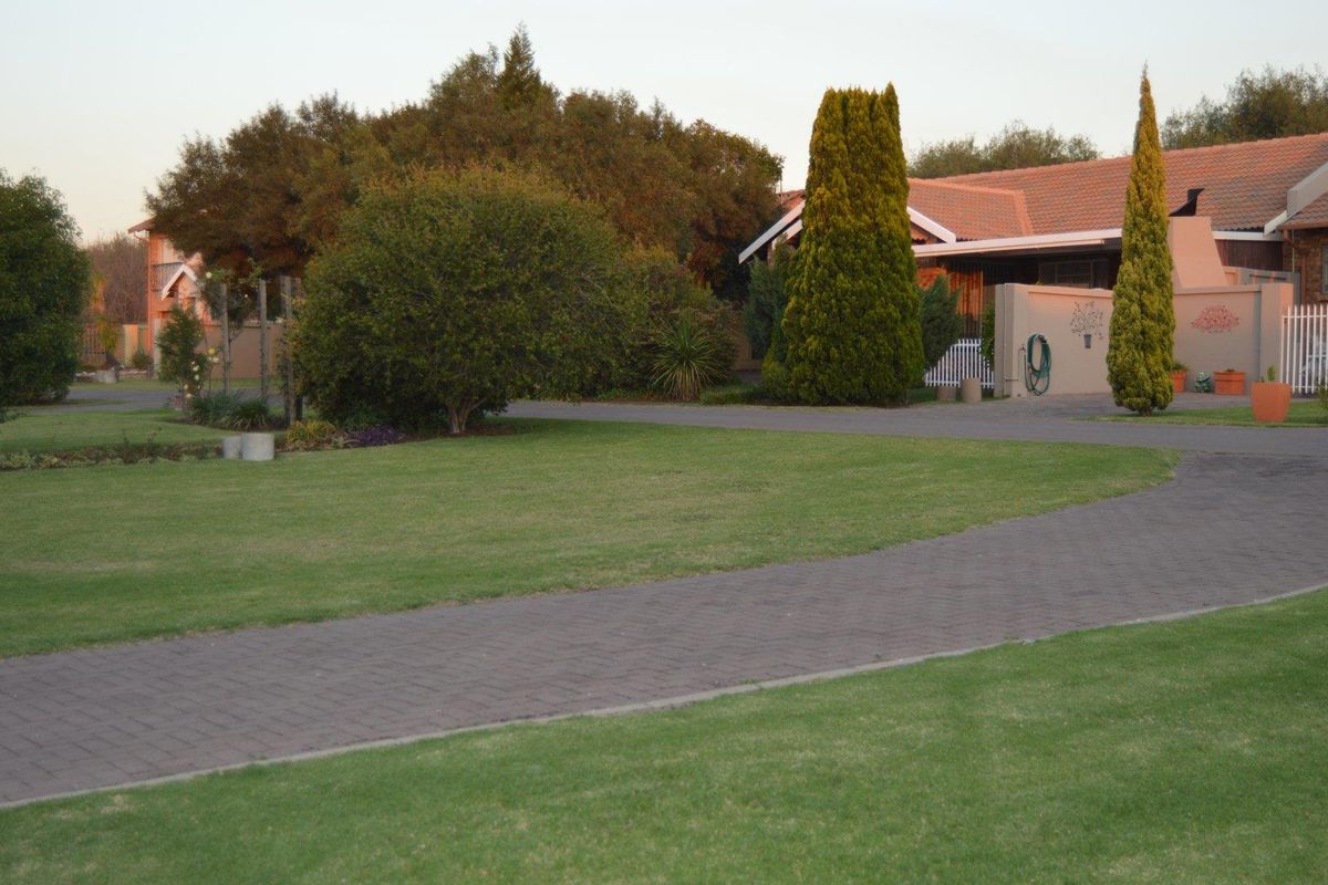 Spacious petfriendly well managed complex unit - Photo 4