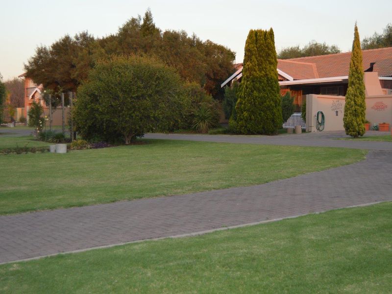 Spacious petfriendly well managed complex unit - Photo 4