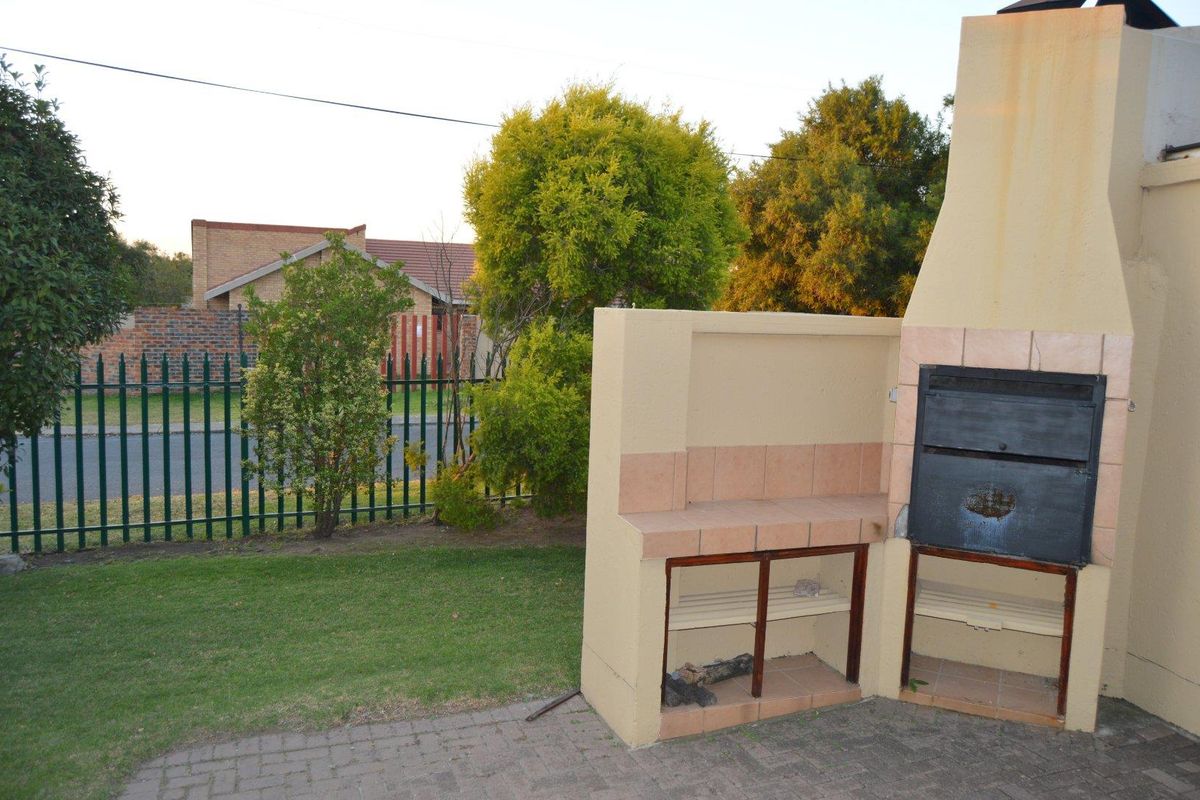 Spacious petfriendly well managed complex unit - Photo 3