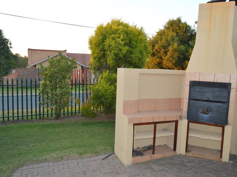 Spacious petfriendly well managed complex unit - Photo 3