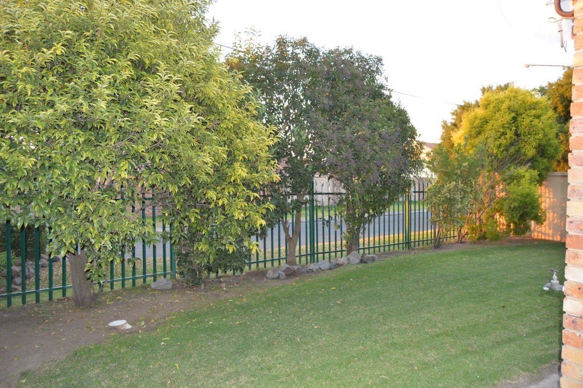 Spacious petfriendly well managed complex unit - Photo 5