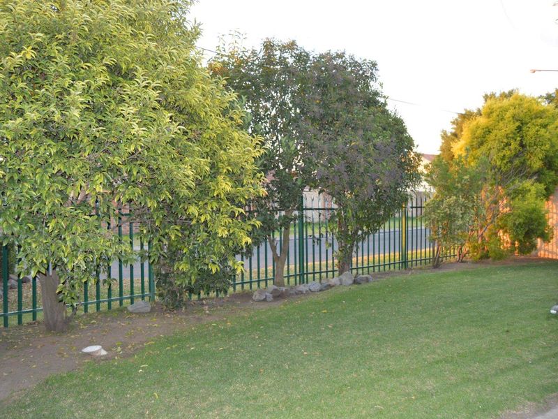 Spacious petfriendly well managed complex unit - Photo 5