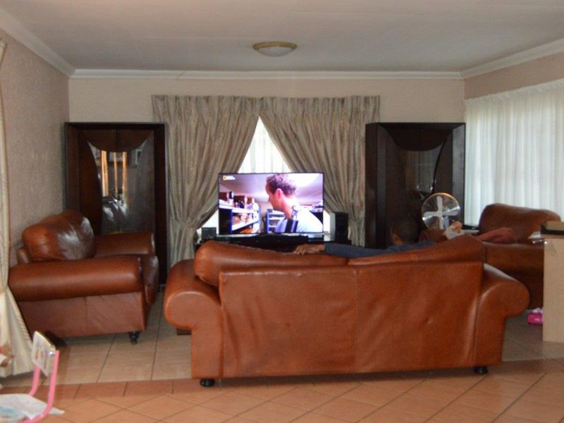 Spacious petfriendly well managed complex unit - Photo 10