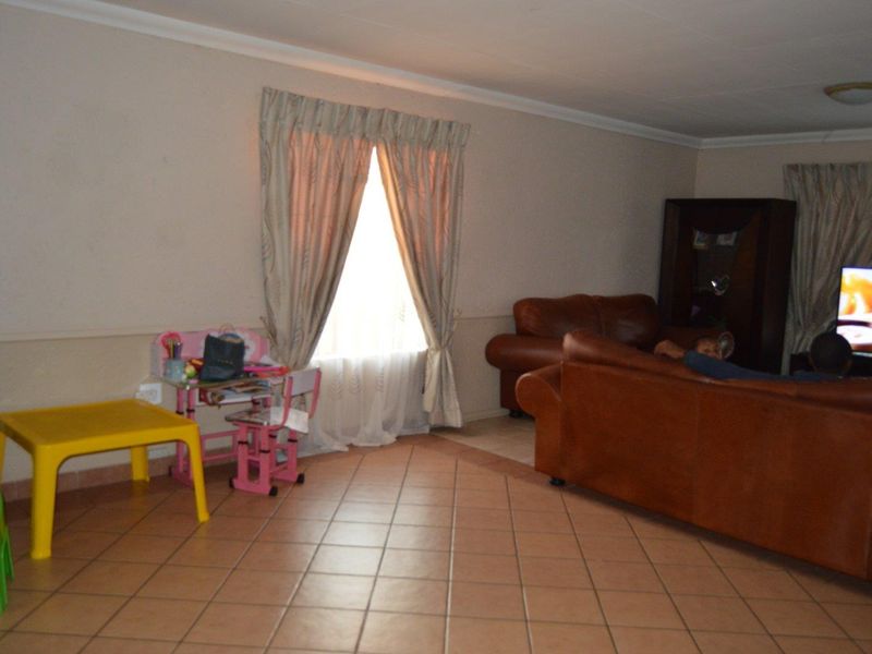 Spacious petfriendly well managed complex unit - Photo 9