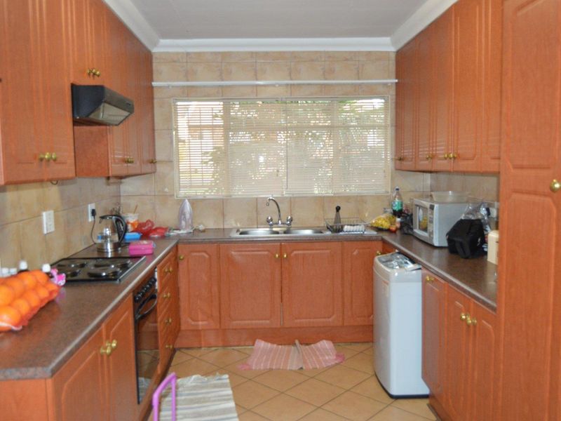 Spacious petfriendly well managed complex unit - Photo 8
