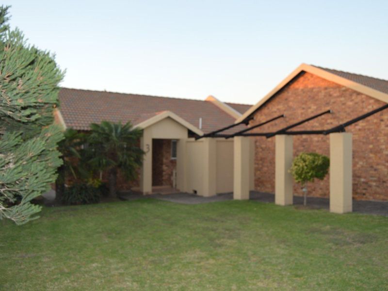 Spacious petfriendly well managed complex unit - Photo 1