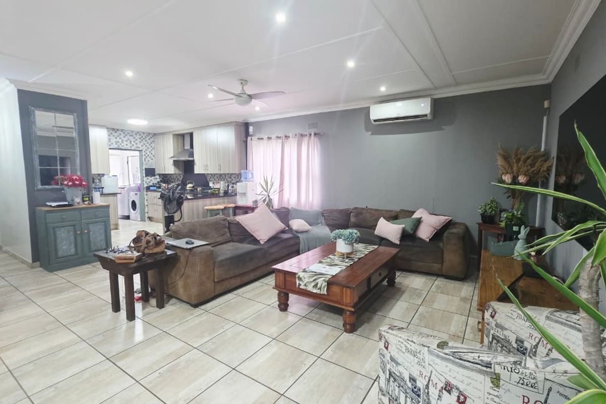 Modern Family Home with Solar System, Pool & Fantastic Entertainment Space - Photo 5