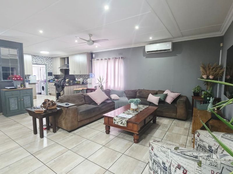 Modern Family Home with Solar System, Pool & Fantastic Entertainment Space - Photo 5