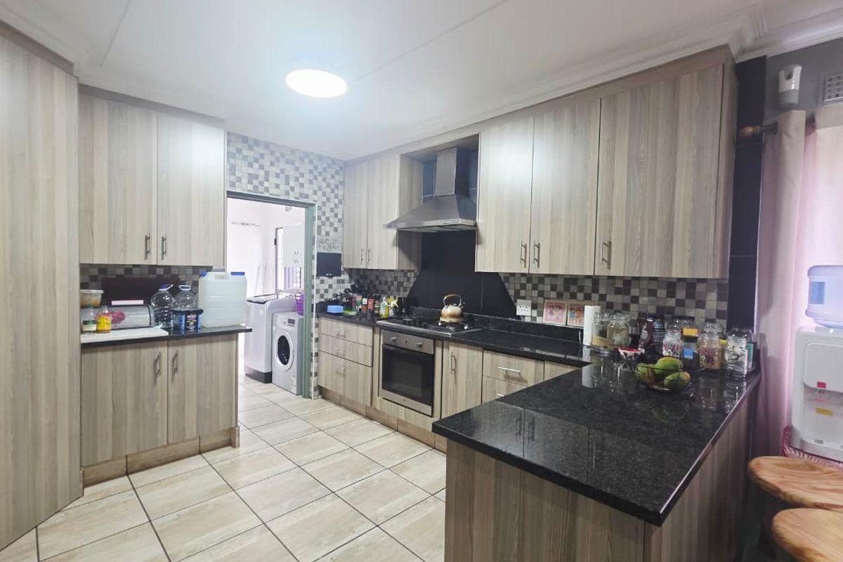 Modern Family Home with Solar System, Pool & Fantastic Entertainment Space - Photo 2