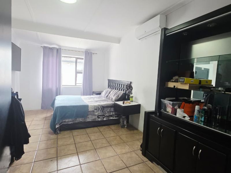 Modern Family Home with Solar System, Pool & Fantastic Entertainment Space - Photo 10