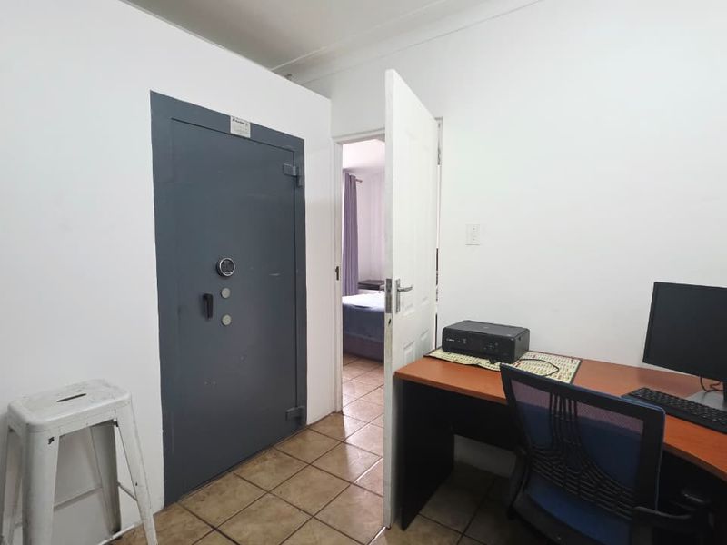 Modern Family Home with Solar System, Pool & Fantastic Entertainment Space - Photo 9