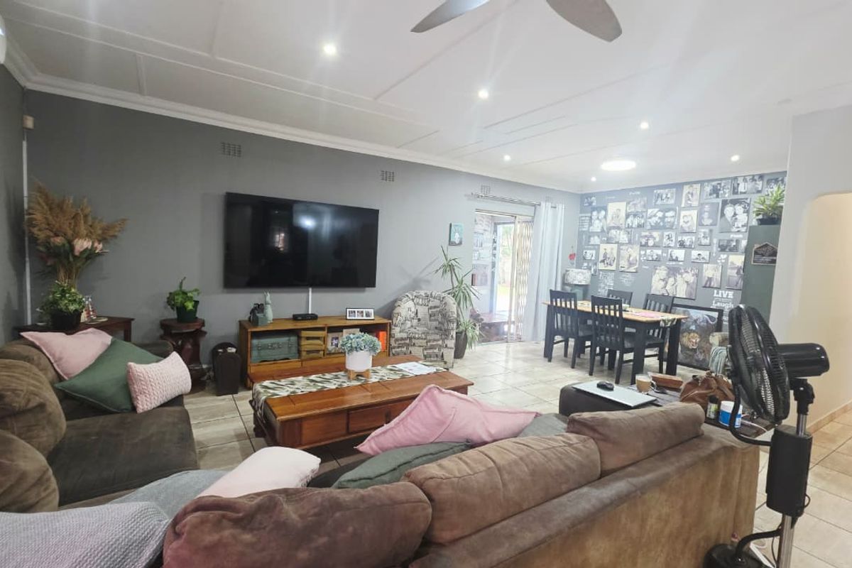 Modern Family Home with Solar System, Pool & Fantastic Entertainment Space - Photo 4