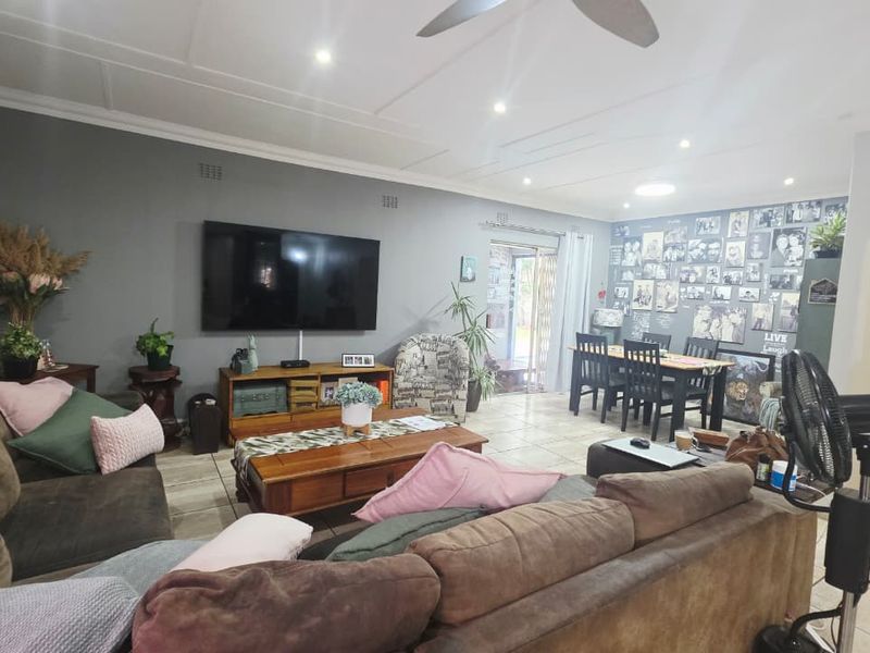 Modern Family Home with Solar System, Pool & Fantastic Entertainment Space - Photo 4