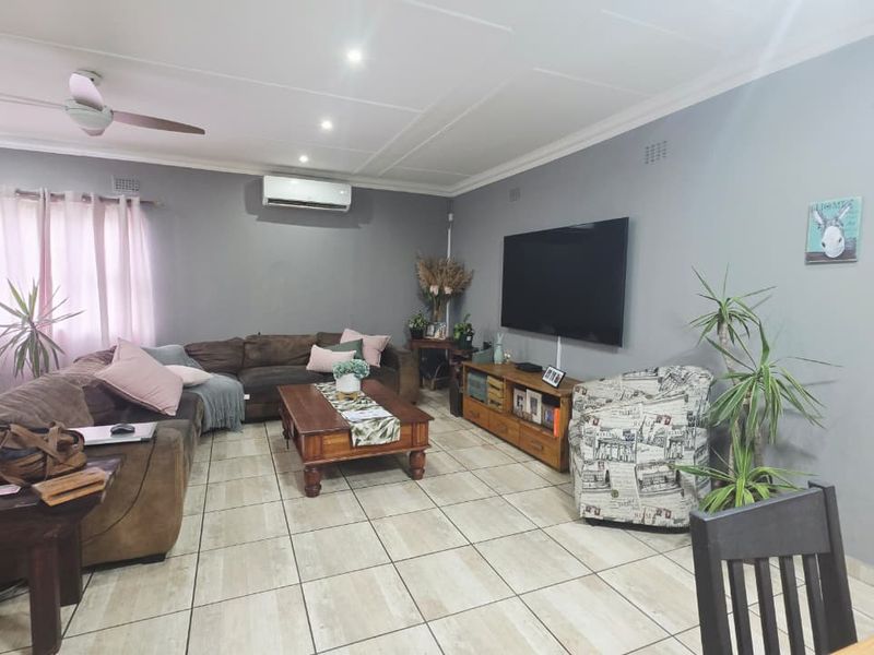 Modern Family Home with Solar System, Pool & Fantastic Entertainment Space - Photo 6