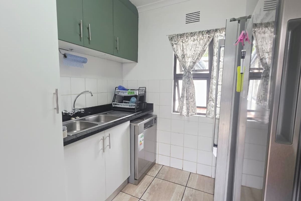 Modern Family Home with Solar System, Pool & Fantastic Entertainment Space - Photo 3