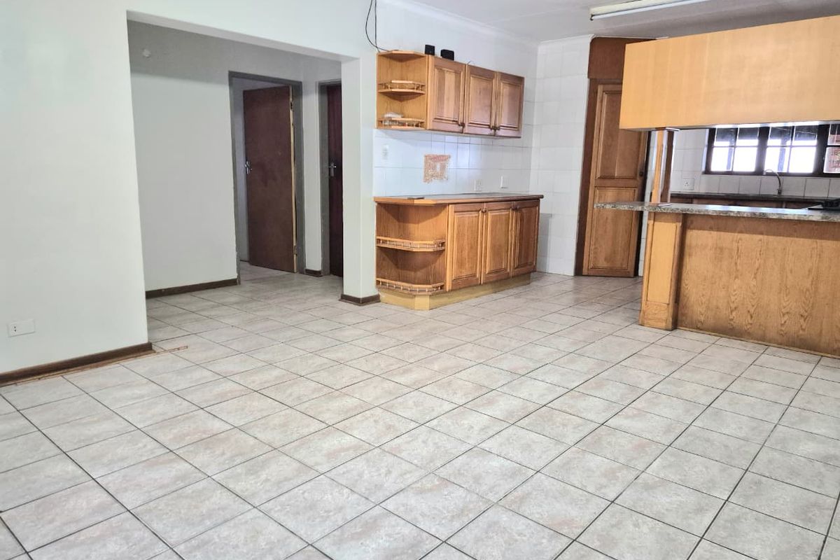 Spacious 4-Bedroom Family Home to Rent in Meerensee - Photo 3