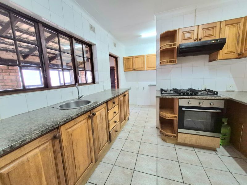 Spacious 4-Bedroom Family Home to Rent in Meerensee - Photo 2