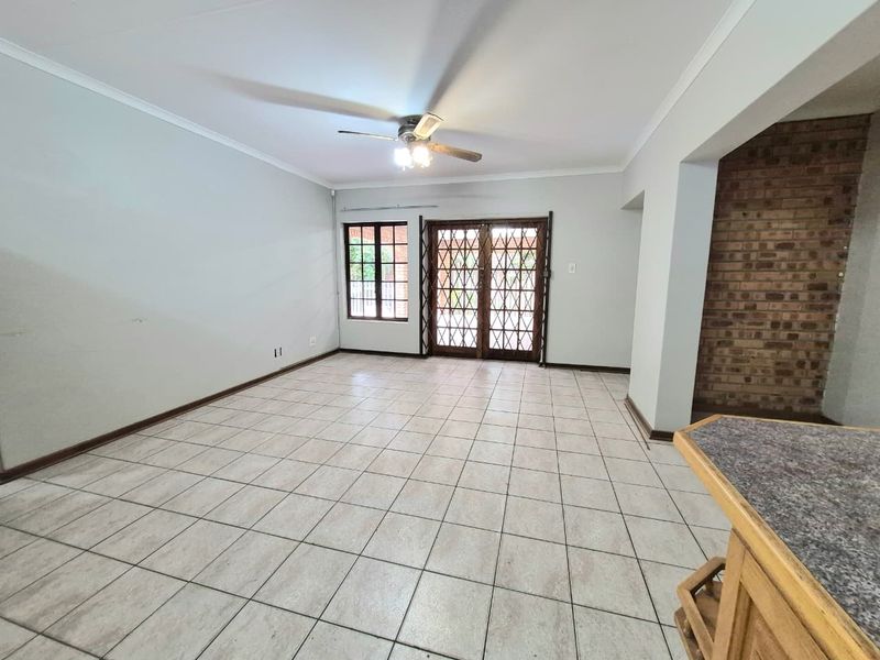 Spacious 4-Bedroom Family Home to Rent in Meerensee - Photo 8