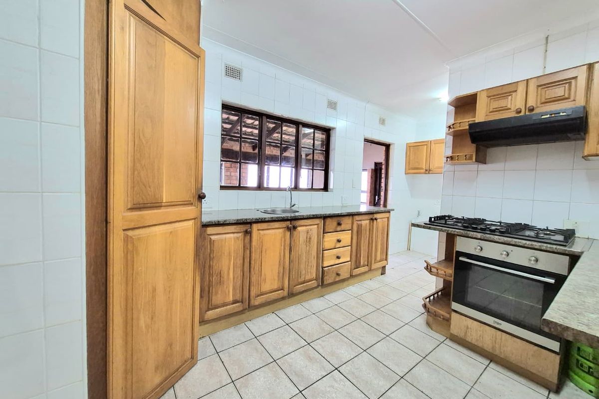 Spacious 4-Bedroom Family Home to Rent in Meerensee - Photo 4