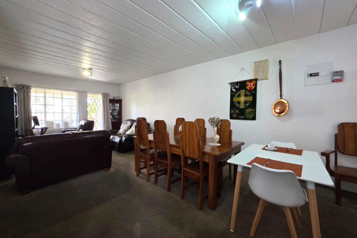 Spacious 2 Bedroom Apartment with Private Garden in Edenglen - Photo 3