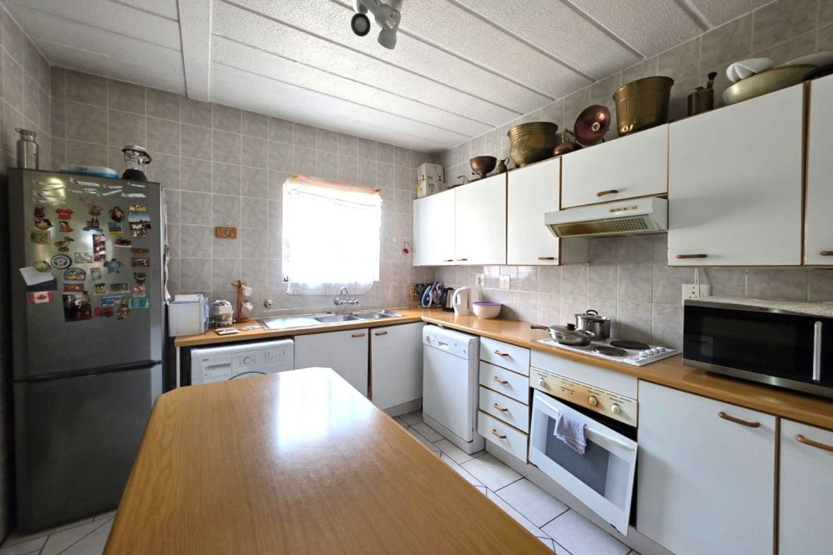 Spacious 2 Bedroom Apartment with Private Garden in Edenglen - Photo 4