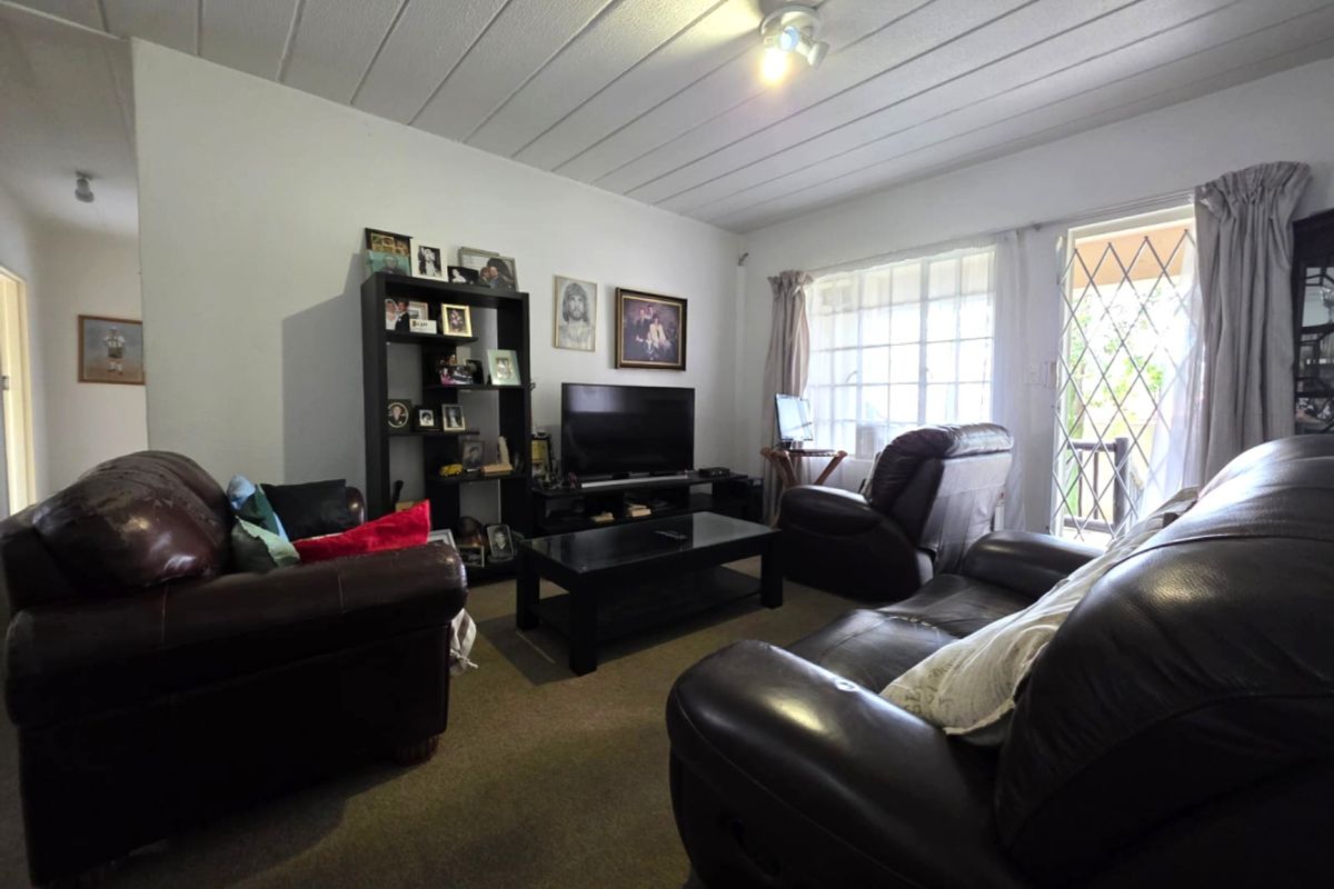 Spacious 2 Bedroom Apartment with Private Garden in Edenglen - Photo 2