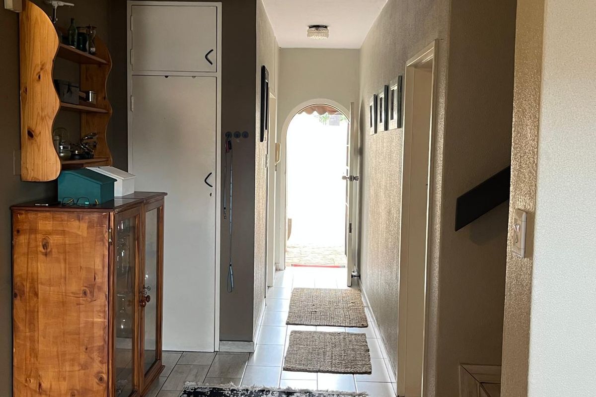 Neat, Spacious 3 Bedroom Duplex with Private Garden - Photo 2