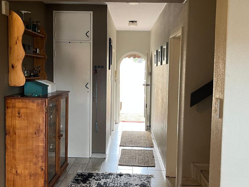 Neat, Spacious 3 Bedroom Duplex with Private Garden - Photo 2