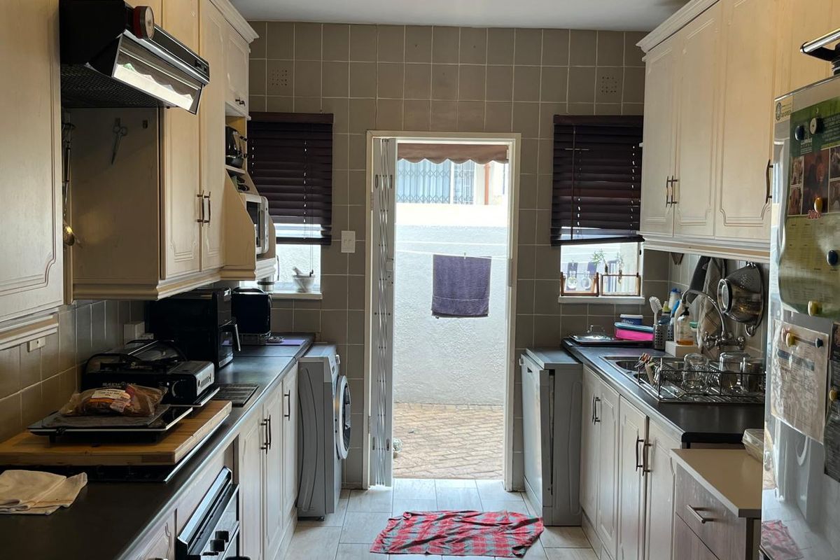 Neat, Spacious 3 Bedroom Duplex with Private Garden - Photo 5