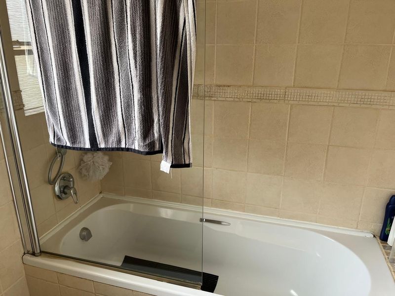 Neat, Spacious 3 Bedroom Duplex with Private Garden - Photo 10