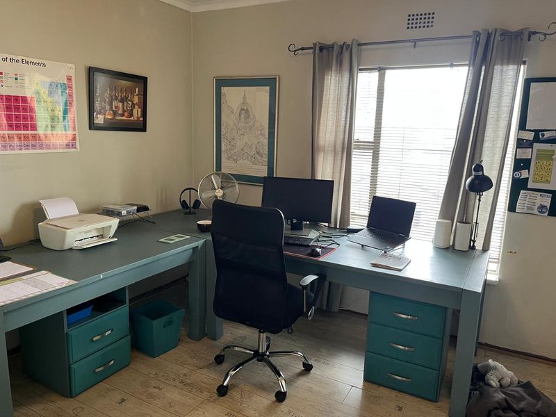 Neat, Spacious 3 Bedroom Duplex with Private Garden - Photo 7