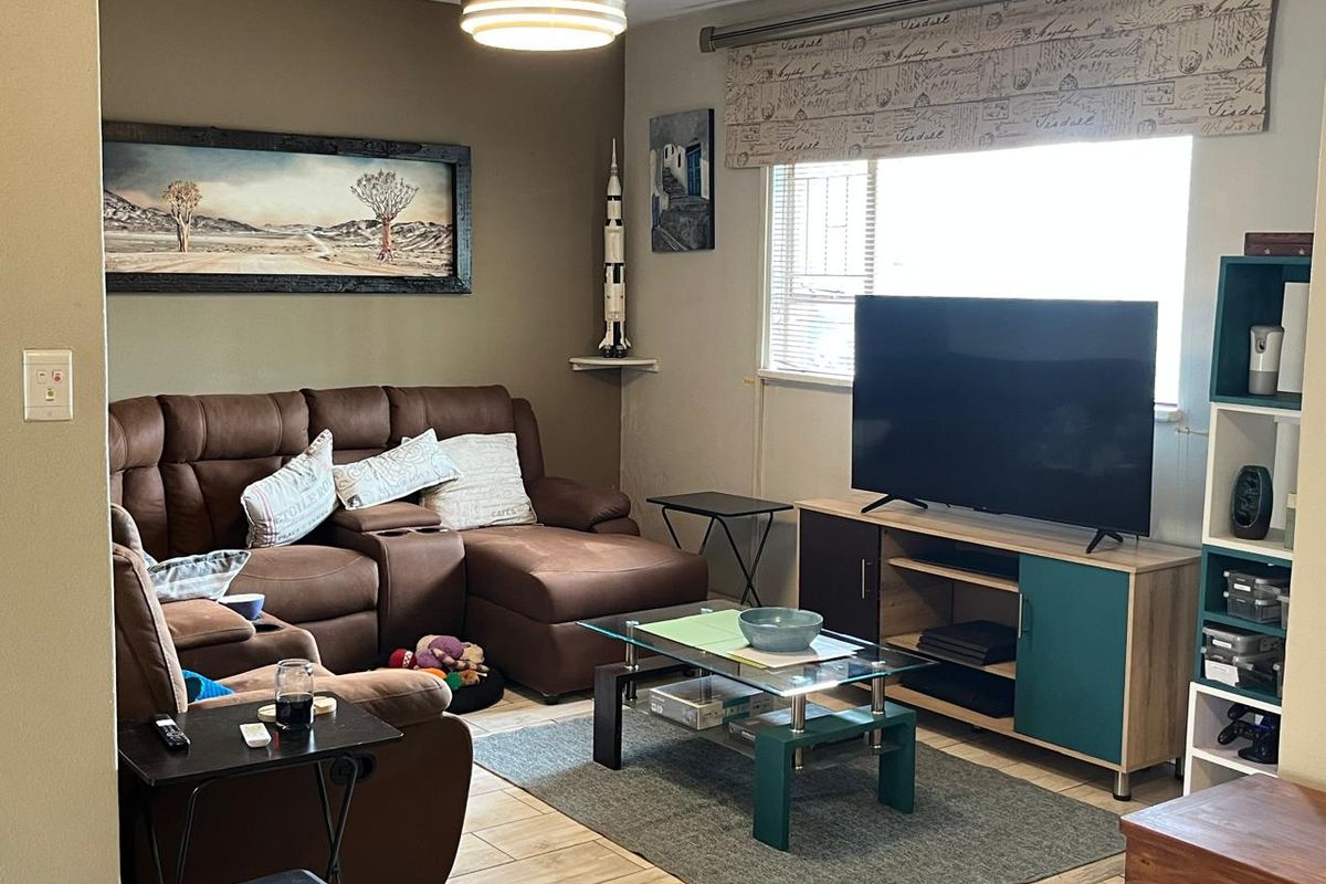 Neat, Spacious 3 Bedroom Duplex with Private Garden - Photo 3