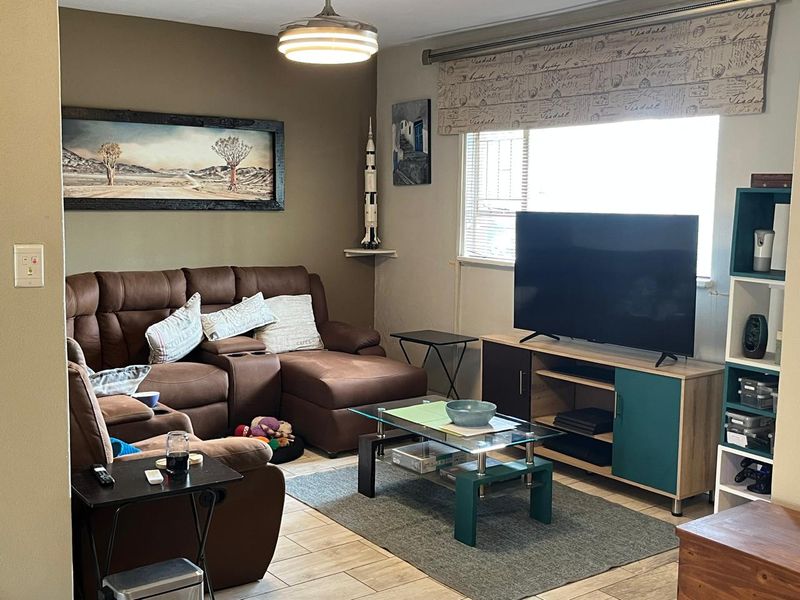 Neat, Spacious 3 Bedroom Duplex with Private Garden - Photo 3