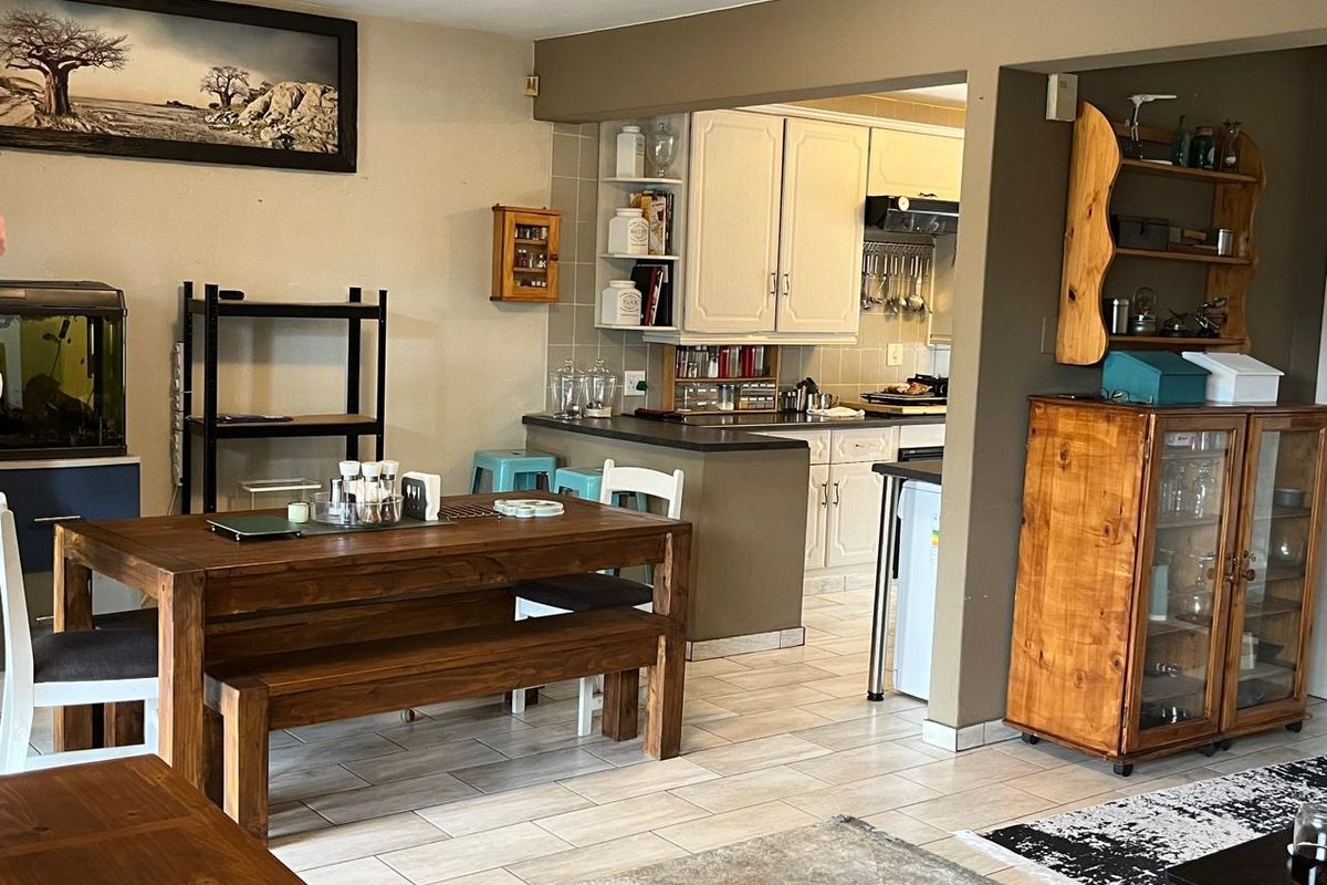 Neat, Spacious 3 Bedroom Duplex with Private Garden - Photo 4