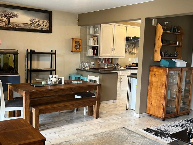 Neat, Spacious 3 Bedroom Duplex with Private Garden - Photo 4