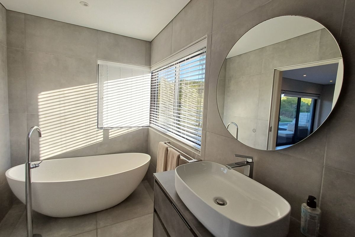 Luxury beachfront living with uninterrupted ocean views - Photo 4
