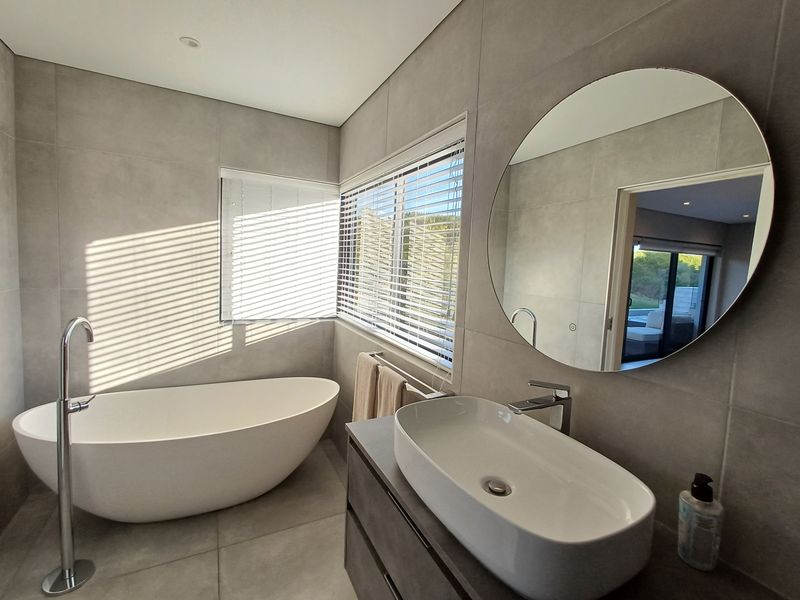 Luxury beachfront living with uninterrupted ocean views - Photo 4