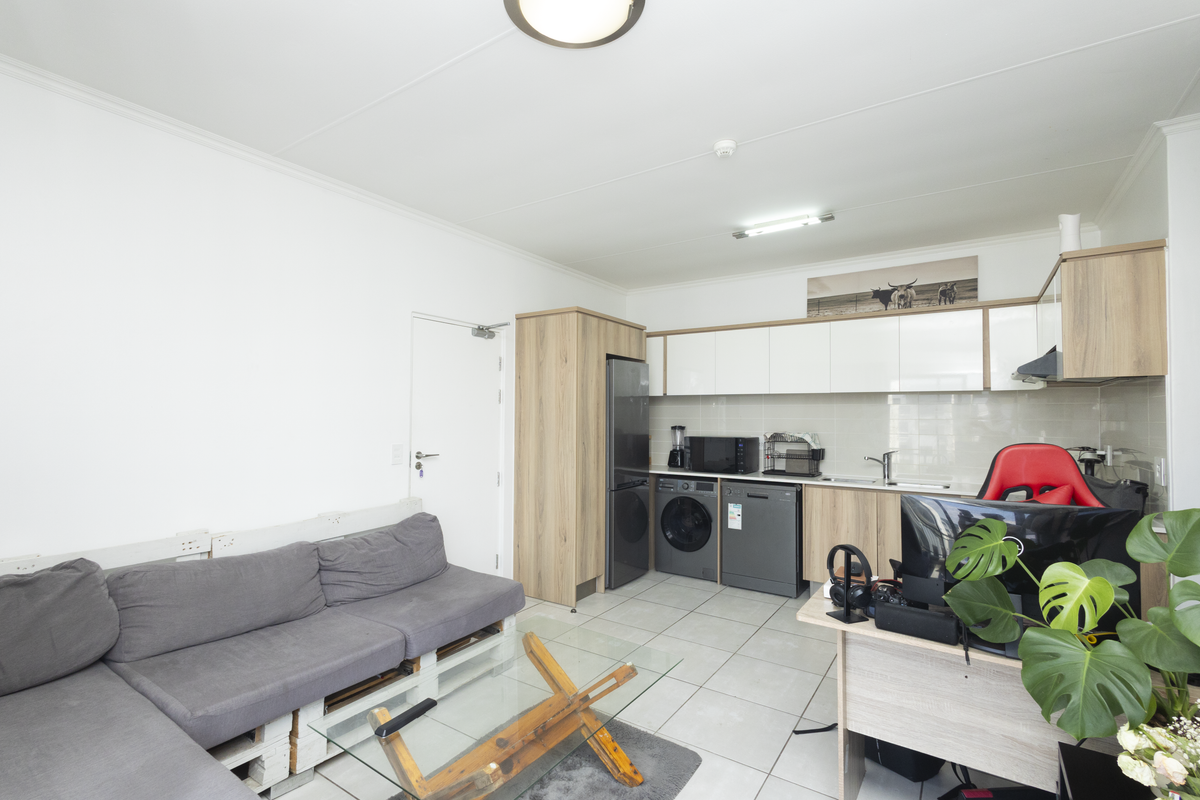 Modern 1-Bedroom Apartment in the Popular De Zicht Lifestyle Estate - Photo 4