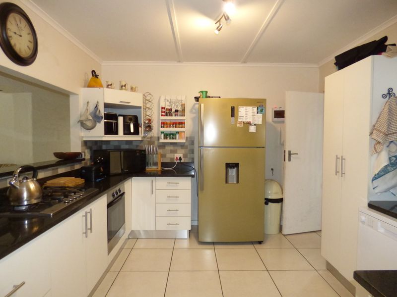 Spacious Family Living With Extras in Lambert Road, Port Alfred - Photo 10
