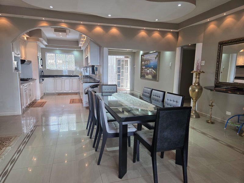 Coastal Luxury Masterpiece: 5 Bedroom Executive Haven On Marine Drive - Photo 10