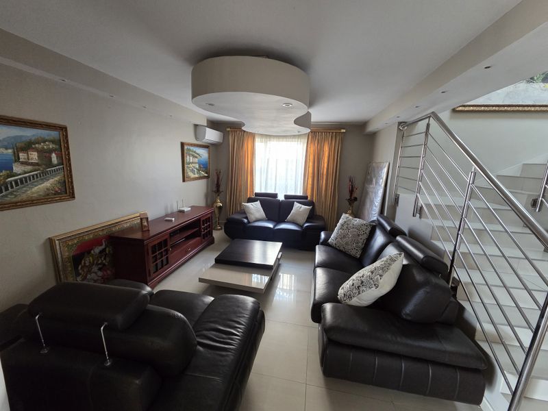 Coastal Luxury Masterpiece: 5 Bedroom Executive Haven On Marine Drive - Photo 8